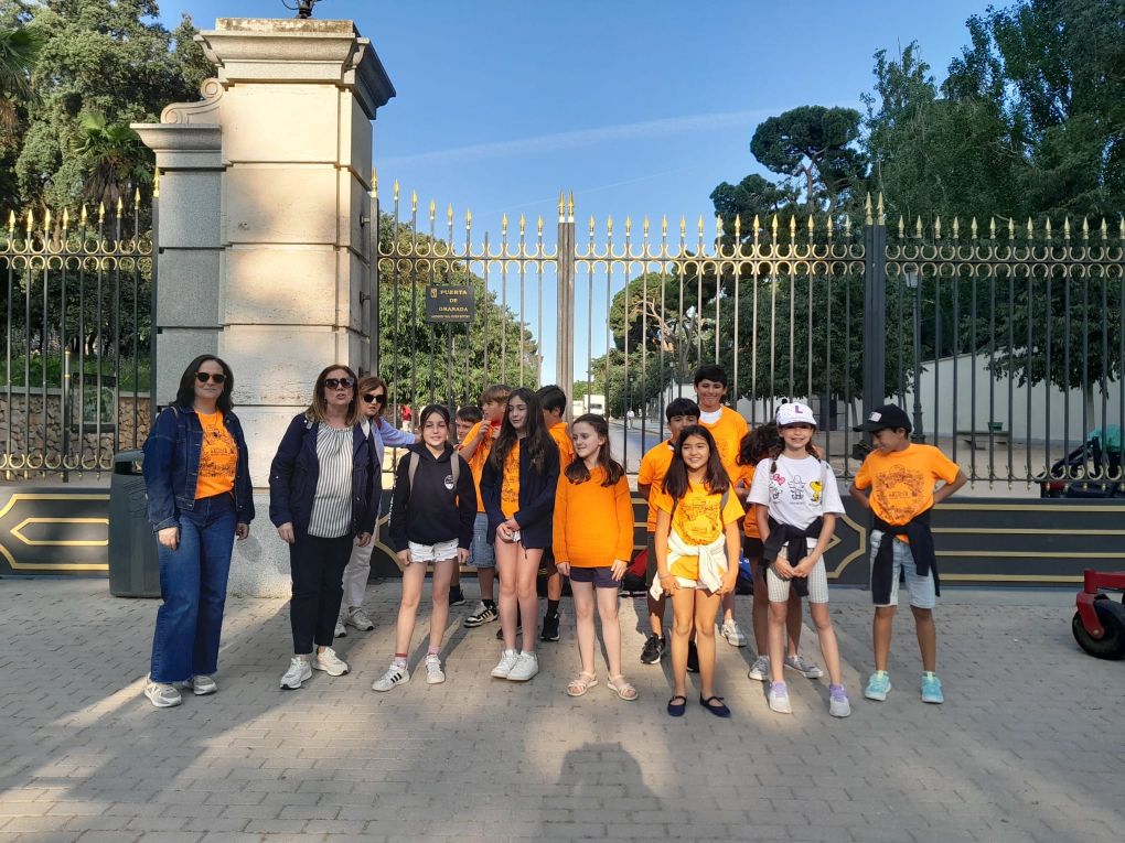Candela Peña e os alumnos de CEIP Laredo, de Chapela, que gañaron un concurso de lectura na Feira de Madrid