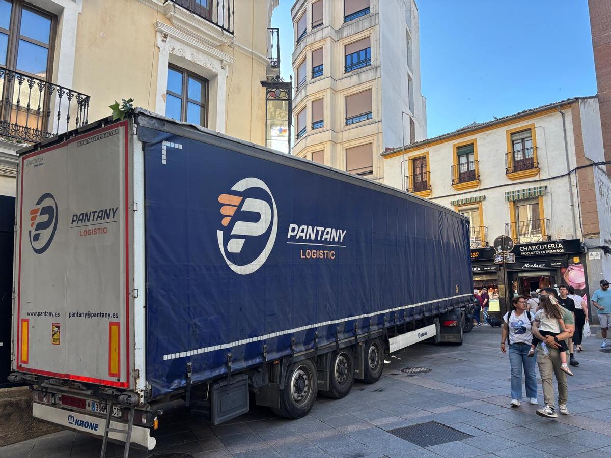 Galería | Un camión se queda atascado en pleno centro de Cáceres