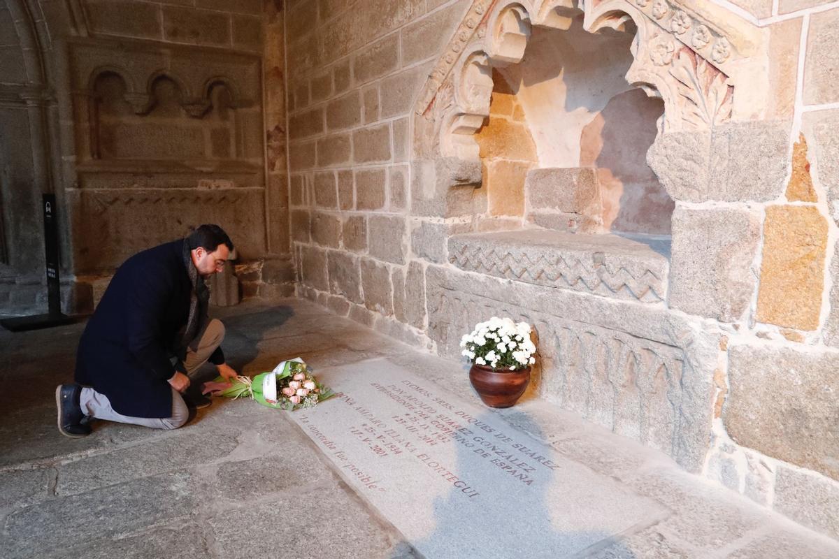 Adrián Barbón realiza la ofrenda floral ante la tumba de Adolfo Suárez.