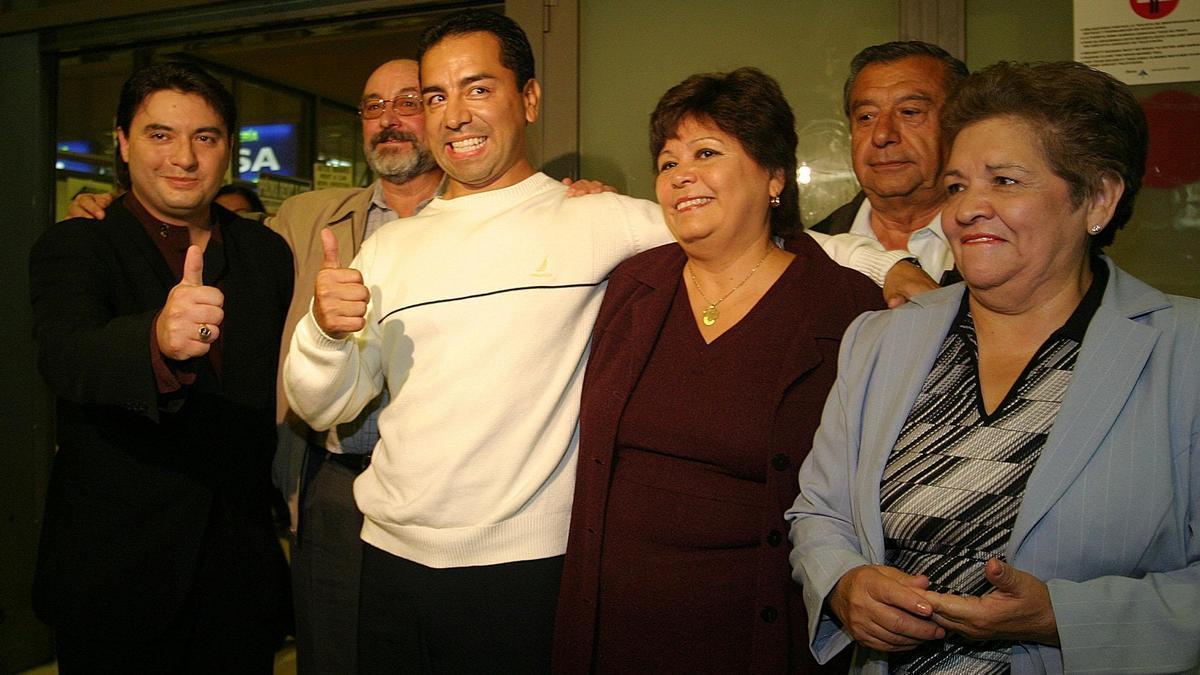 Mario Flores llega libre a Málaga en 2004, acompañado por Joaquín José Martínez y su madre, por el malagueño Francisco de Paula y sus padres Ramiro y Ana María.