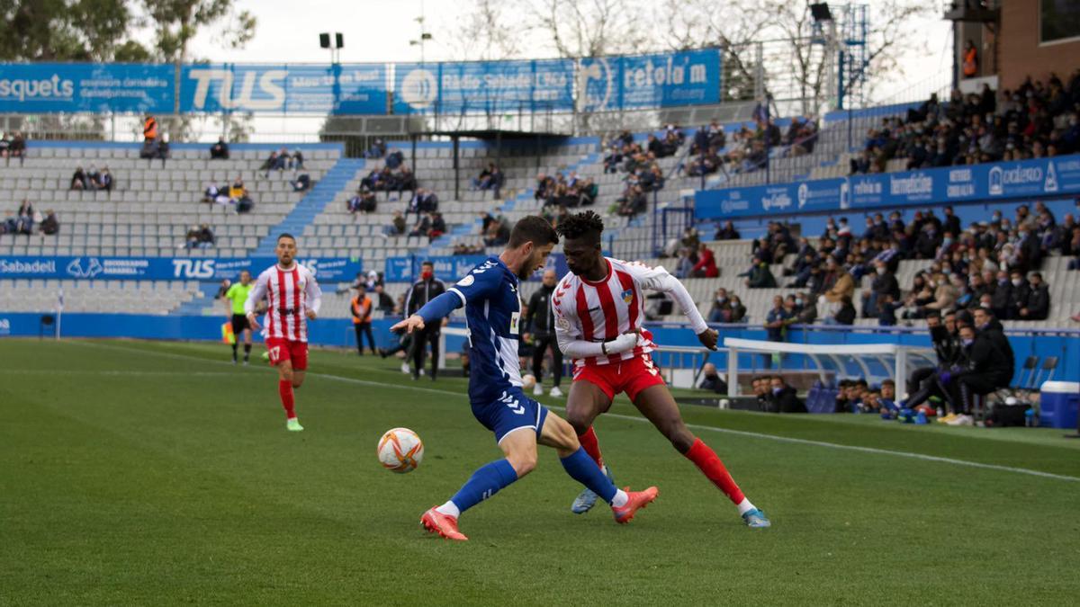 Nuha Marong en una acció del partit d&#039;avui.