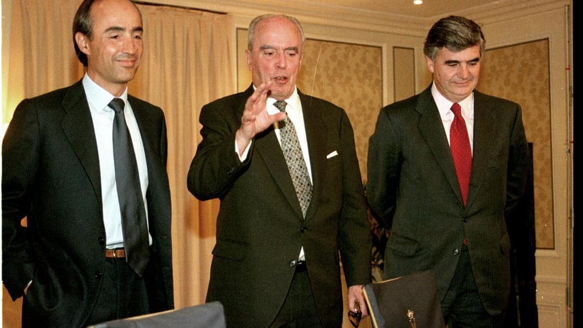 Rueda de prensa de Ferrovial en 1999, con Rafael del Pino y Calvo Sotelo (izquierda), Rafael del Pino (centro) y Santiago Bergareche (derecha).