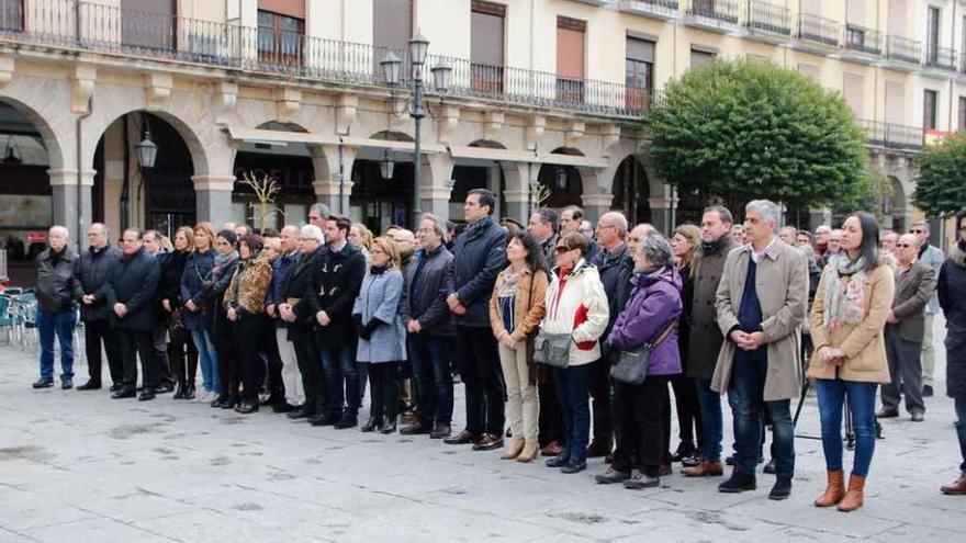 Representantes institucionales durante la concentración celebrada en la Plaza Mayor.