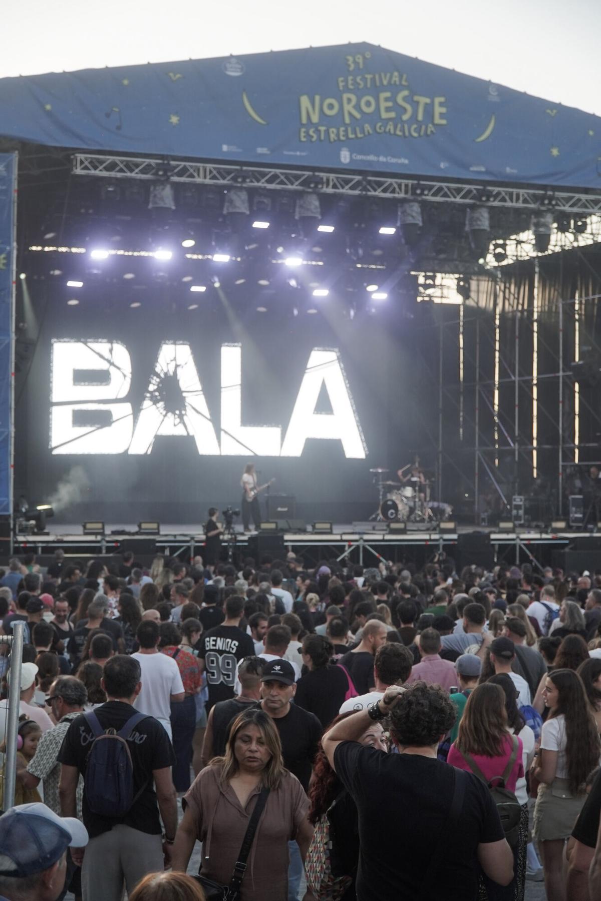 El dúo gallego formado por Anxela Baltar (guitarra y voz) y Violeta Mosquera (batería y voz) tomaron el escenario de la playa en la primera jornada del Festival Noroeste en Riazor. El dúo gallego formado por Anxela Baltar (guitarra y voz) y Violeta Mosquera (batería y voz) tomaron el escenario de la playa en la primera jornada del Festival Noroeste en Riazor.