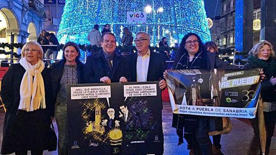 Los alcaldes de Vigo y de Puebla de Sanabria posan juntos con la ilustración de Miguel Ángel Castro.