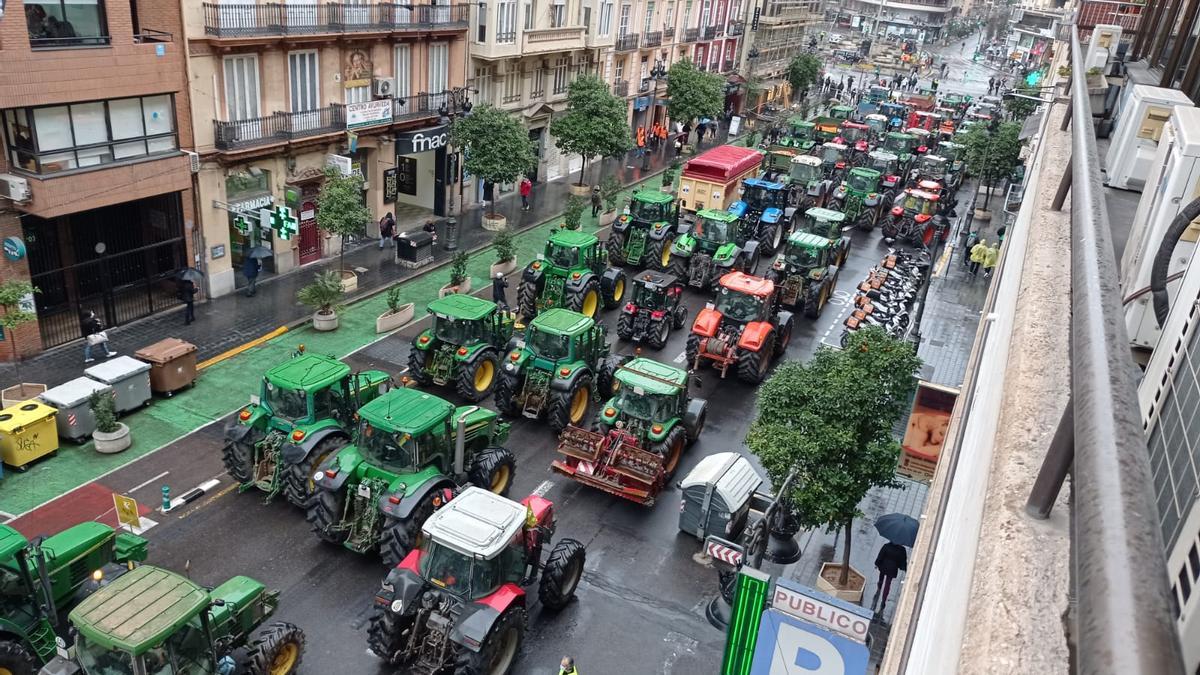 Cientos de agricultores se manifiestan con sus tractores en el centro de València