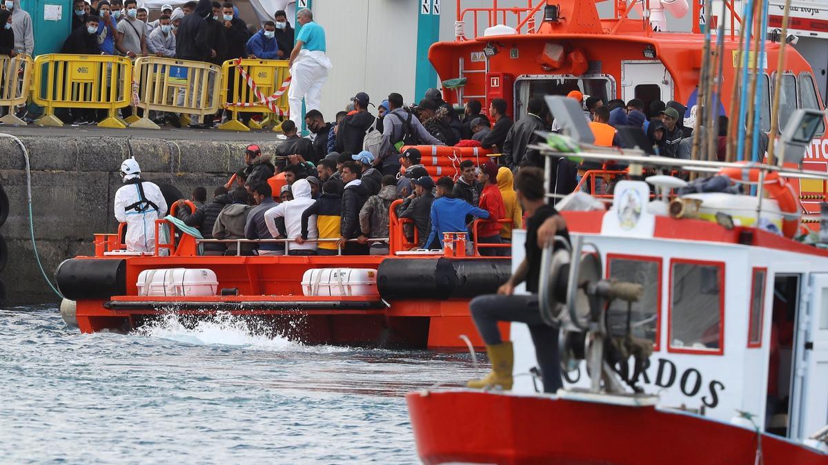 Llegada de la Salvamar Menkalinan al muelle de Arguineguín (Gran Canaria) con más de un centenar de inmigrantes