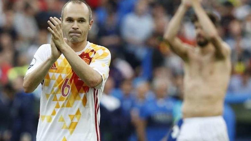 Iniesta aplaude a la afición española tras la derrota. // Efe