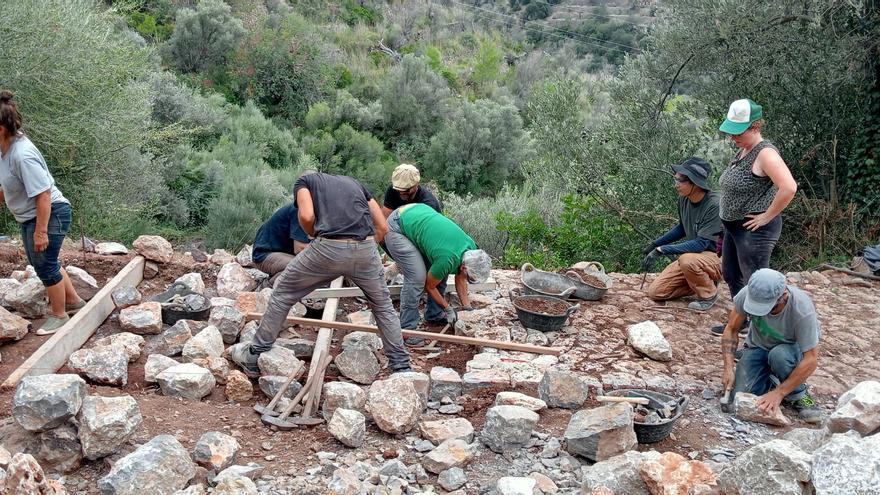 VÍDEO | Veinticinco expertos internacionales restauran el camino de Sa Vinyeta en un taller de ‘pedra en sec’ en Deià VÍDEO | Veinticinco expertos internacionales restauran el camino de Sa Vinyeta en un taller de ‘pedra en sec’ en Deià
