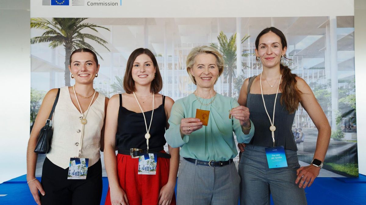 La presidenta de la Comisión Europea, Ursula von der Leyen, en Sevilla con Paula Hombach, Marina Pérez y Mónica Villoslada, de Remonda, y tiene en sus manos una bolsita para joyas y unos pendientes elaborados con biomaterial de cáscaras de naranja amarga y resina ecológica por esta startup sevillana, apoyada por el programa New European Bauhaus.