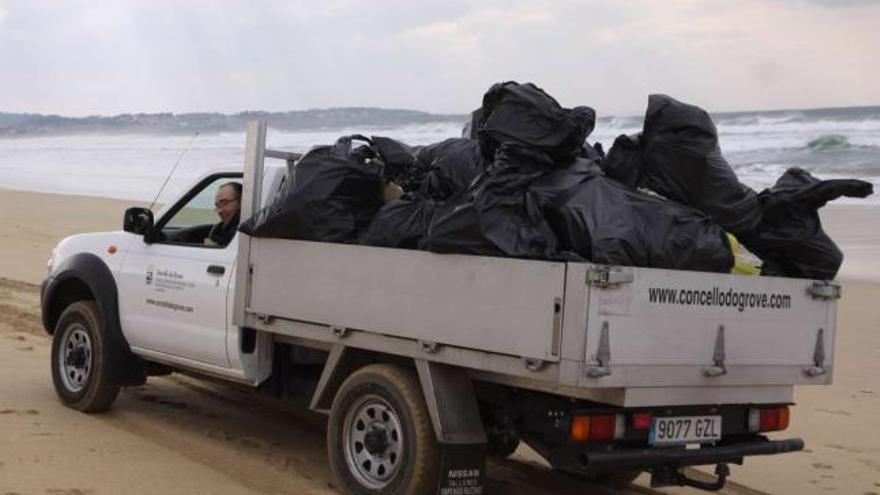 El técnico municipal de Medio Ambiente conduce uno de los vehículos del Con        cello durante una actividad especial de recogida de residuos. // Muñiz