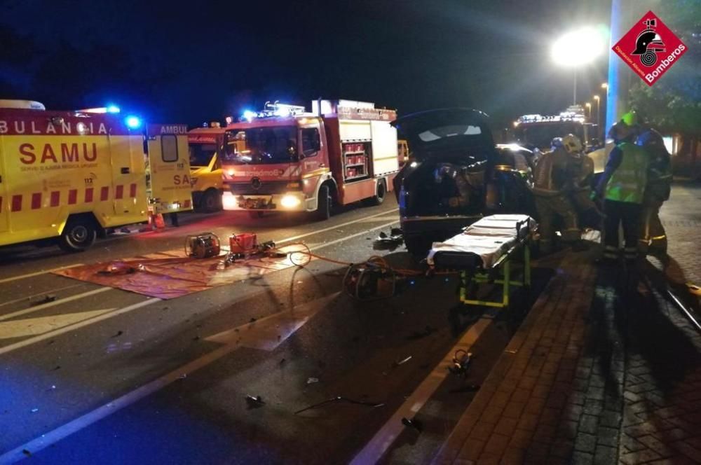 Dos mujeres y un hombre resultaron heridos en un accidente tras colisionar dos coches en a última hora del viernes en Santa Pola.