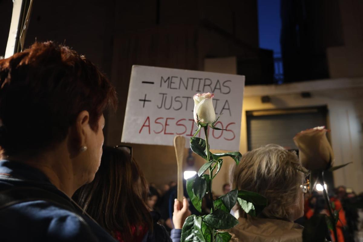 Decenas de valencianos se concentran frente a las Corts para pedir el enjuiciamiento de Mazón por su gestión de la dana