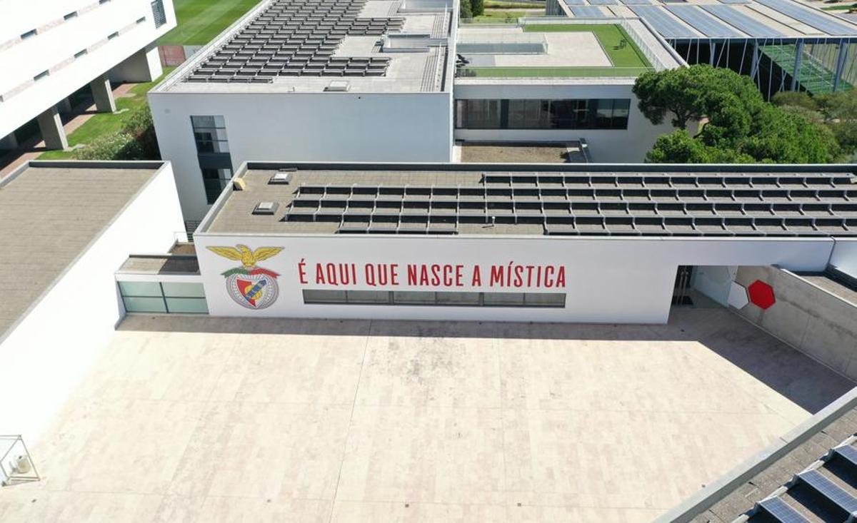 Los mensajes que aluden a la "mística benfiquista" están presentes en todo el Benfica Campus.