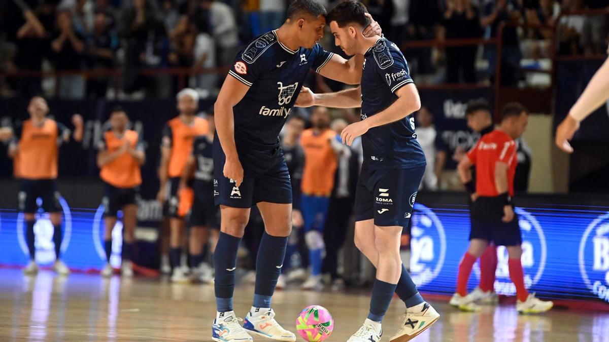 Yunii y Cristian celebran uno de los goles.
