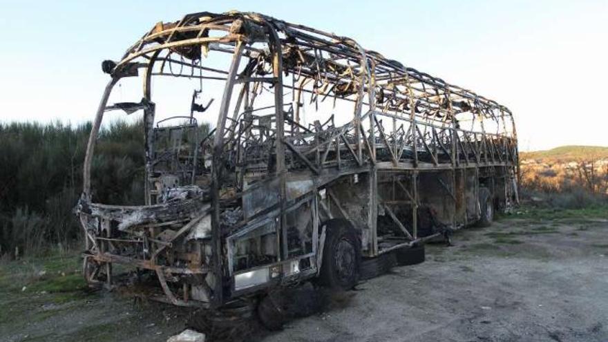 Estado en el que quedó el autobús tras el incendio. / iñaki osorio