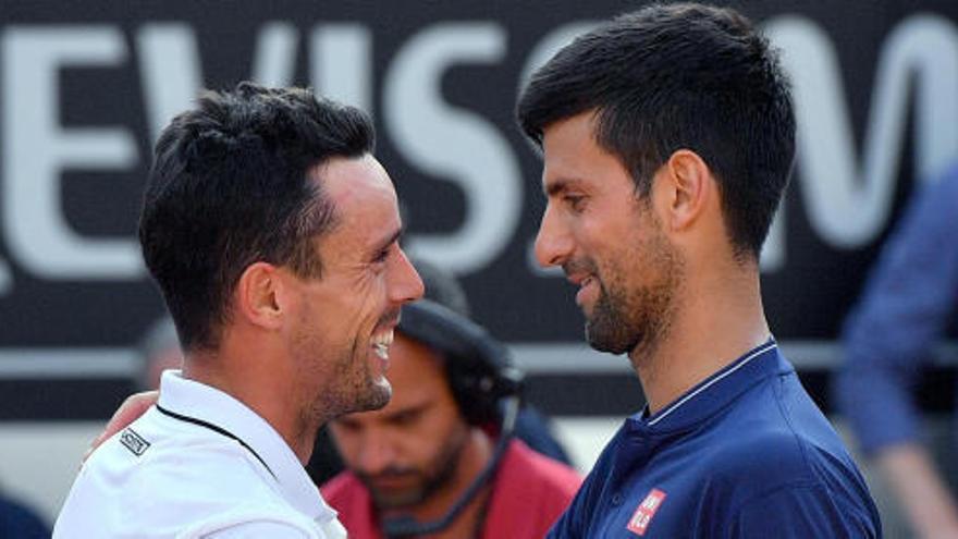 Roberto Bautista felicita a Novak Djokovic