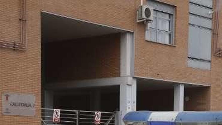 Un coche de la Guardia Civil ante el edificio de Rivas Vaciamadrid. // Efe