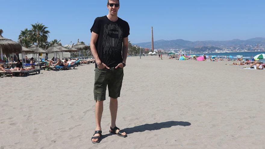 Fran Vázquez, en la playa, posando para La Opinión.