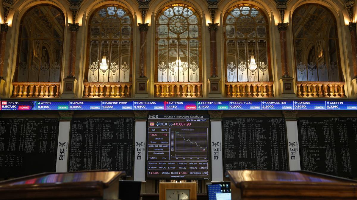 Un panel del Ibex 35 en el Palacio de la Bolsa de Madrid.