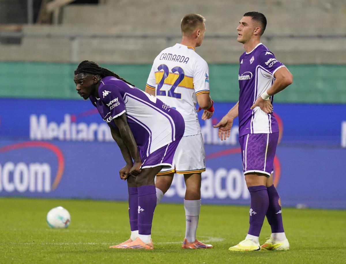 Moise Kean y Roberto Piccoli, de la Fiorentina, tras el partido ante  el Lecce