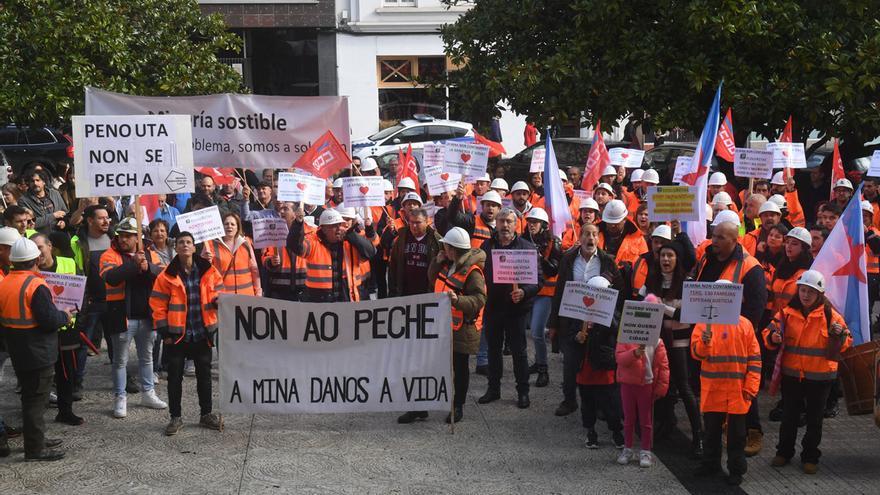 Unas 200 personas se concentran ante el Tribunal Superior de Xustiza contra el cierre de la mina de Penouta, en Viana do Bolo