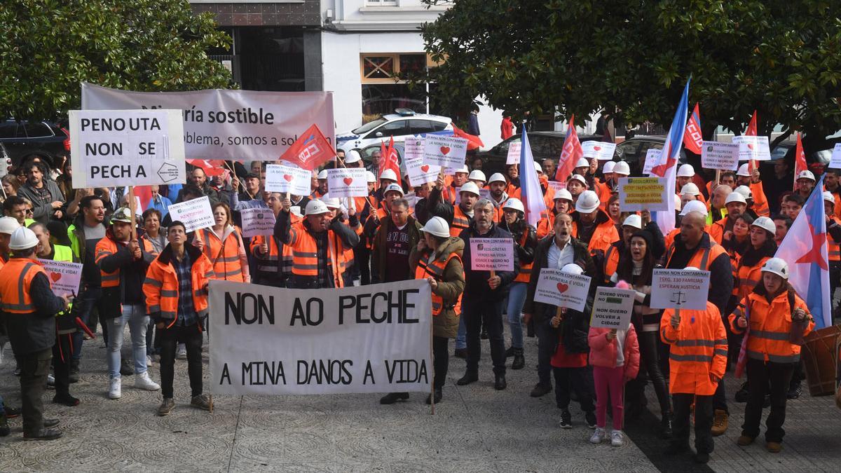 Concentración ante el Tribunal de Xustiza de Galicia contra el cierre de la mina de Penouta, en Viana do Bolo