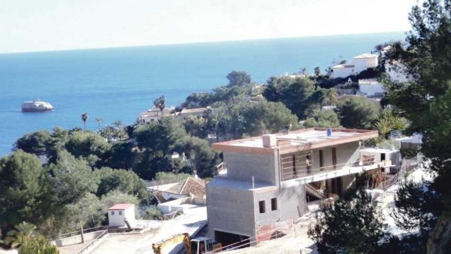 El chalé se está construyendo en la exclusiva zona de la playa de la Barraca.