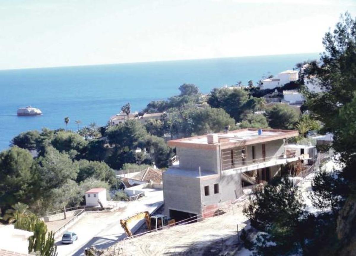 El chalé se está construyendo en la exclusiva zona de la playa de la Barraca.