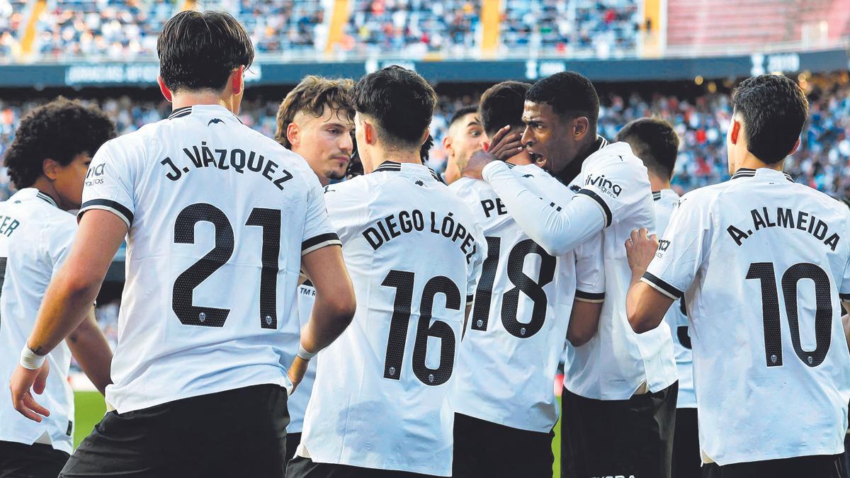 Los jugadores del Valencia, celebrando un gol