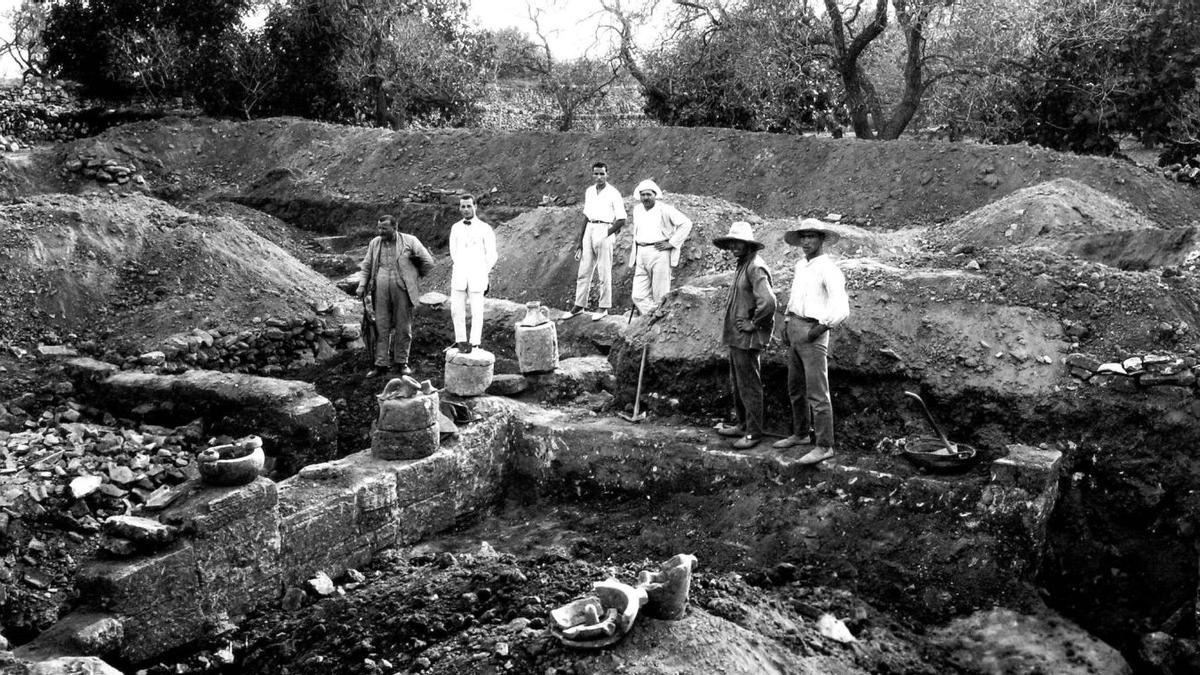 Nur mit Erlaubnis der Grundstücksbesitzer und danach wieder zuschütten: Ausgrabungsarbeiten im Gebiet von Can Reinés im Jahr 1923.