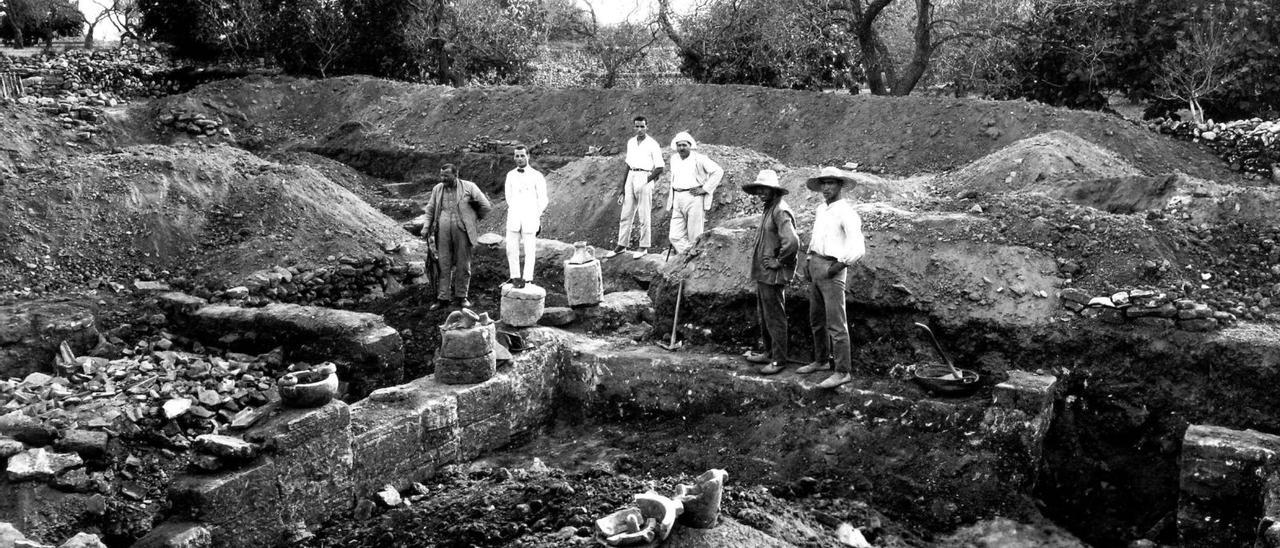 Nur mit Erlaubnis der Grundstücksbesitzer und danach wieder zuschütten: Ausgrabungsarbeiten im Gebiet von Can Reinés im Jahr 1923.