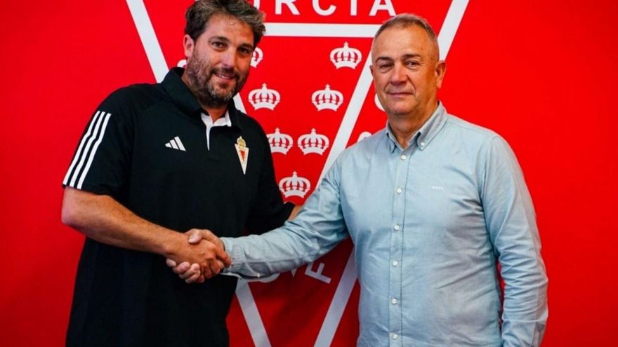 El Real Murcia mantiene sus tiempos para la llegada del nuevo entrenador