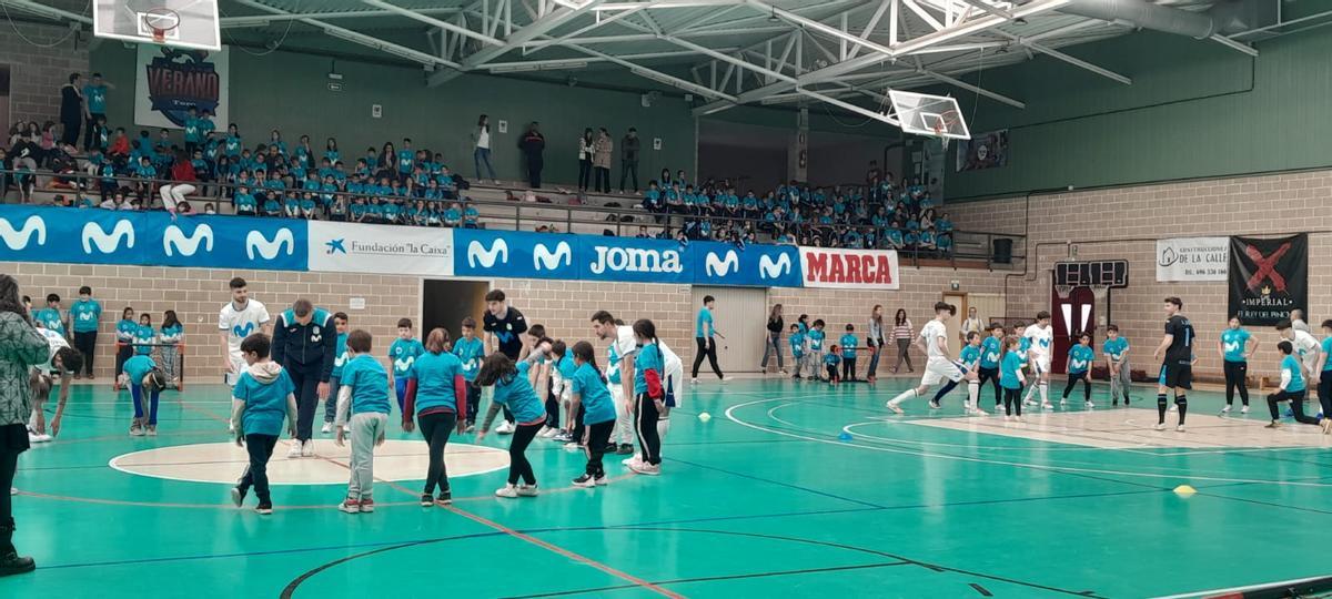 Escolares de Toro disfrutan de una mañana de fútbol sala con los Mega Cracks del Inter Movistar