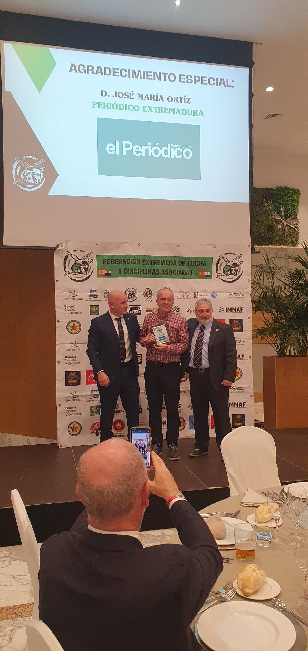 José María Ortiz, entre los dos presidentes.