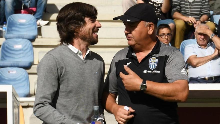 Luismi saluda a Mandiola, ayer, al comienzo del partido. // G. Santos