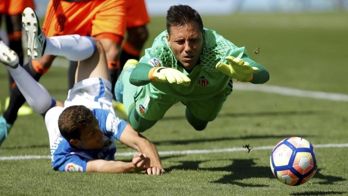 El portero brasileño del Valencia Diego Alves comete penalti sobre el centrocampista argentino del Leganés Alexander Szymanowski.