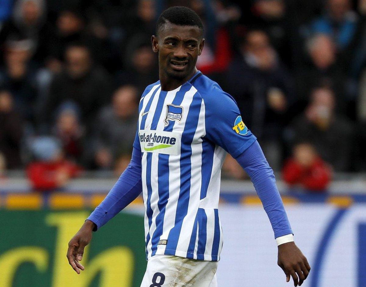 Freiburg (Germany), 22/10/2017.- (FILE) - Berlin’s Salomon Kalou in action during the German Bundesliga soccer match between SC Freiburg and Hertha BSC Berlin in Freiburg, Germany, 22 October 2017, re-issued 04 May 2020. Hertha BSC has suspended its striker Salomon Kalou after a Facebook video. The Ivorian had shown how he greets some of the club’s players and staff with a handshake on the club’s premises and in the dressing room. In doing so, Kalou was in breach of the rules of distance to contain the Corona pandemic. (Alemania) EFE/EPA/RONALD WITTEK Freiburg (Germany), 22/10/2017.- (FILE) - Berlin’s Salomon Kalou in action during the German Bundesliga soccer match between SC Freiburg and Hertha BSC Berlin in Freiburg, Germany, 22 October 2017, re-issued 04 May 2020. Hertha BSC has suspended its striker Salomon Kalou after a Facebook video. The Ivorian had shown how he greets some of the club’s players and staff with a handshake on the club’s premises and in the dressing room. In doing so, Kalou was in breach of the rules of distance to contain the Corona pandemic. (Alemania) EFE/EPA/RONALD WITTEK