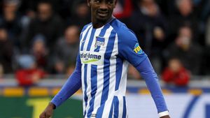 Freiburg (Germany), 22/10/2017.- (FILE) - Berlin’s Salomon Kalou in action during the German Bundesliga soccer match between SC Freiburg and Hertha BSC Berlin in Freiburg, Germany, 22 October 2017, re-issued 04 May 2020. Hertha BSC has suspended its striker Salomon Kalou after a Facebook video. The Ivorian had shown how he greets some of the club’s players and staff with a handshake on the club’s premises and in the dressing room. In doing so, Kalou was in breach of the rules of distance to contain the Corona pandemic. (Alemania) EFE/EPA/RONALD WITTEK