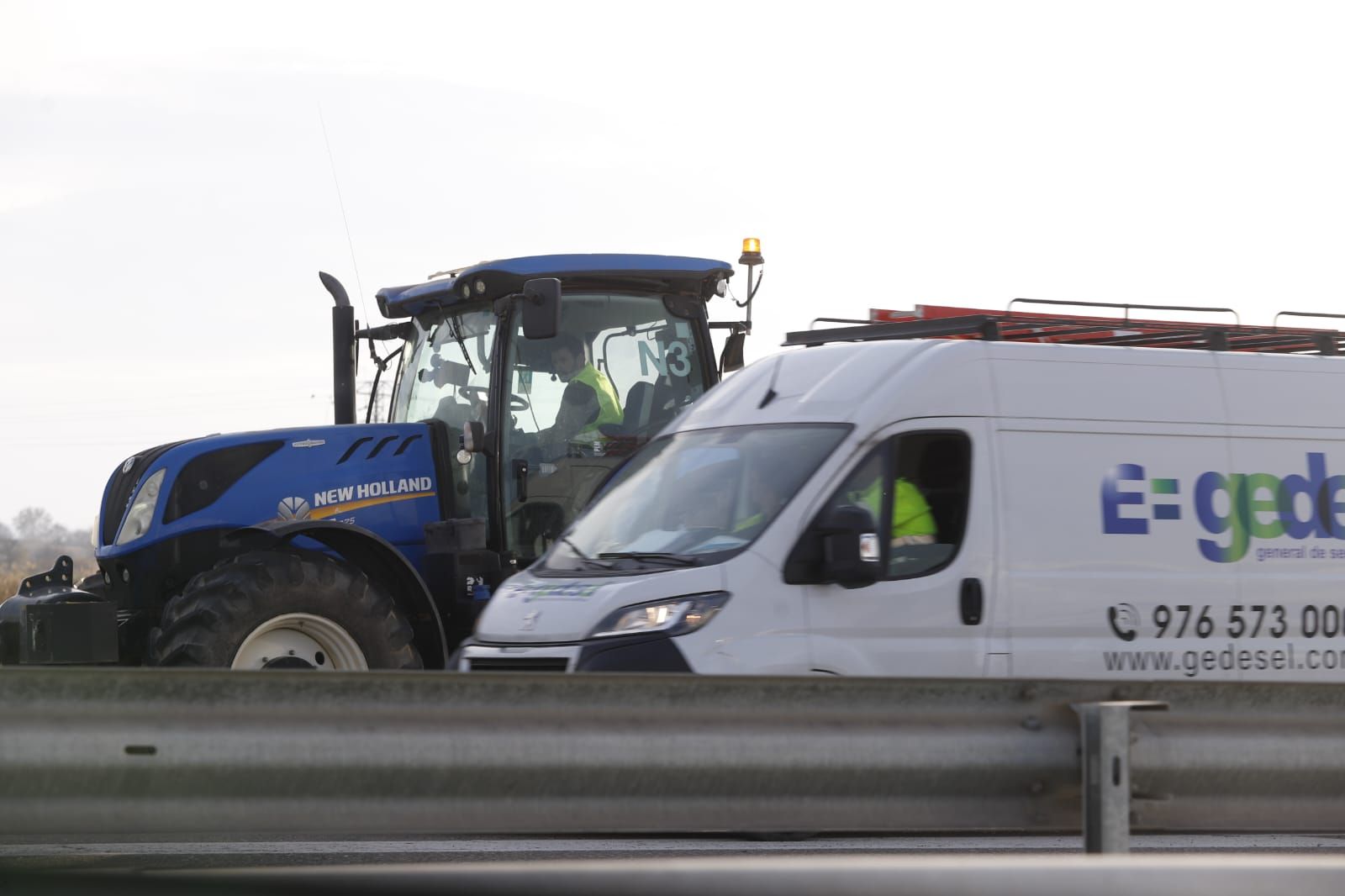 En imágenes | La tractorada paraliza la producción de Stellantis