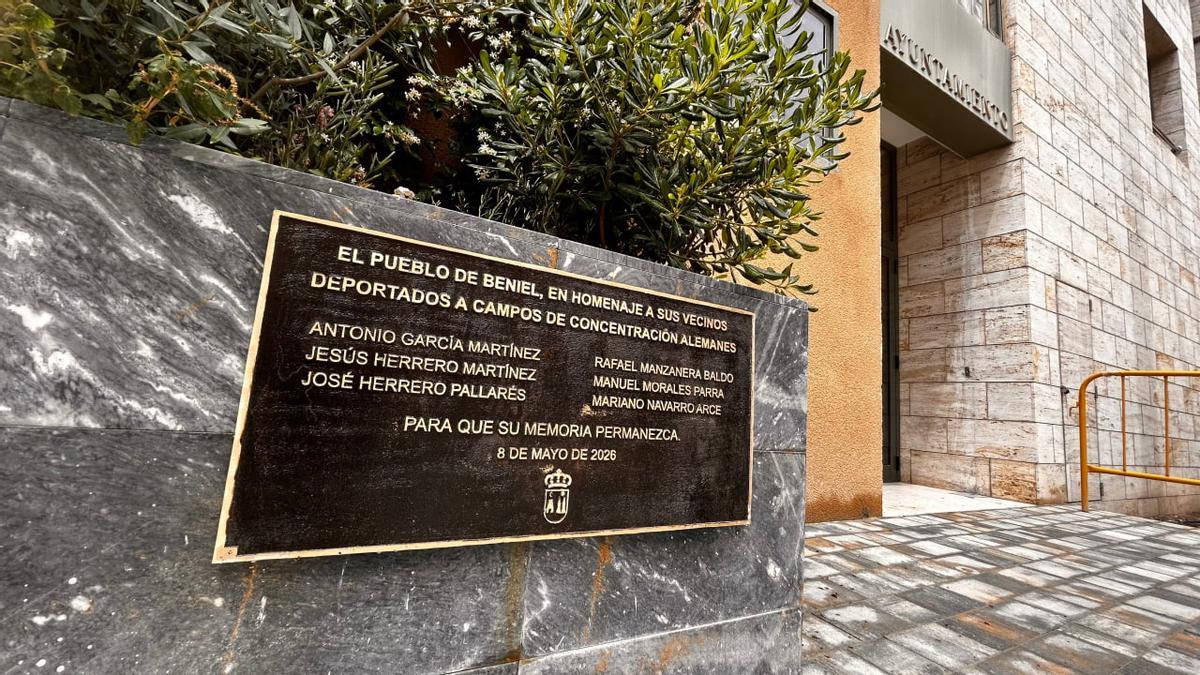 La placa junto al Ayuntamiento de Beniel.