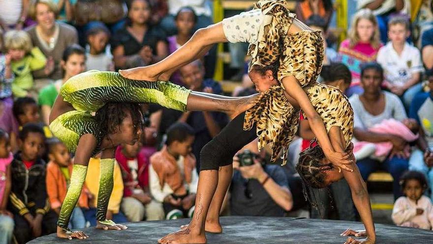 Miembros del circo etíope, durante una de sus representaciones.