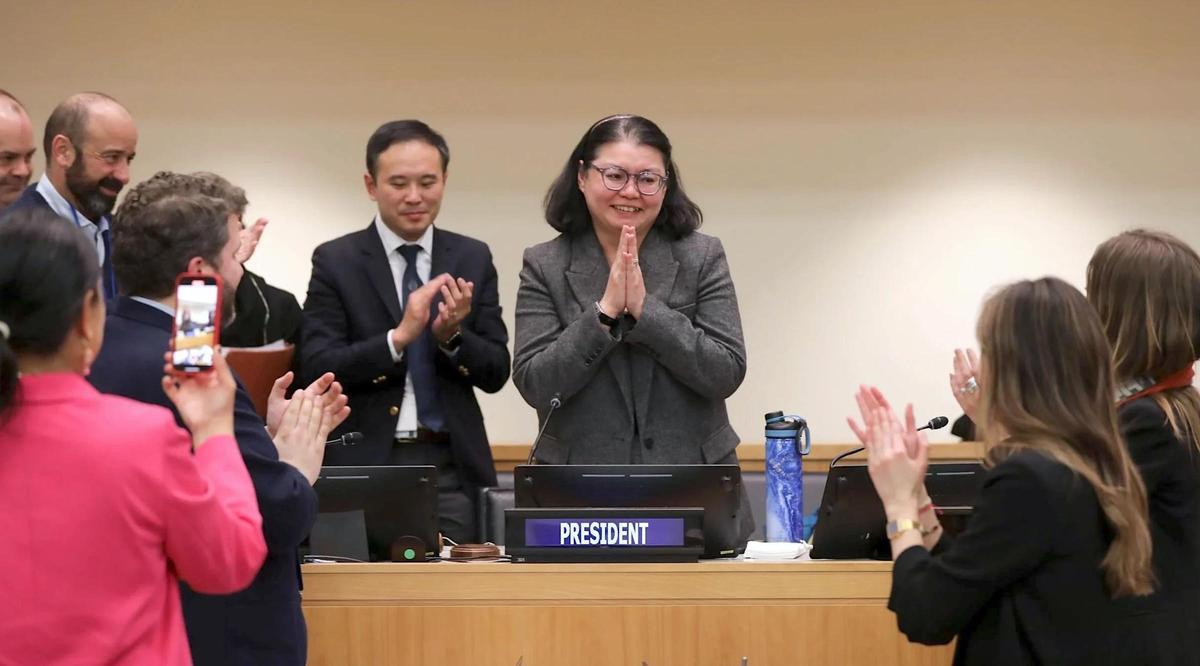 La presidencia de la conferencia que aprobó el tratado, aplaudiendo la conclusión de los debates