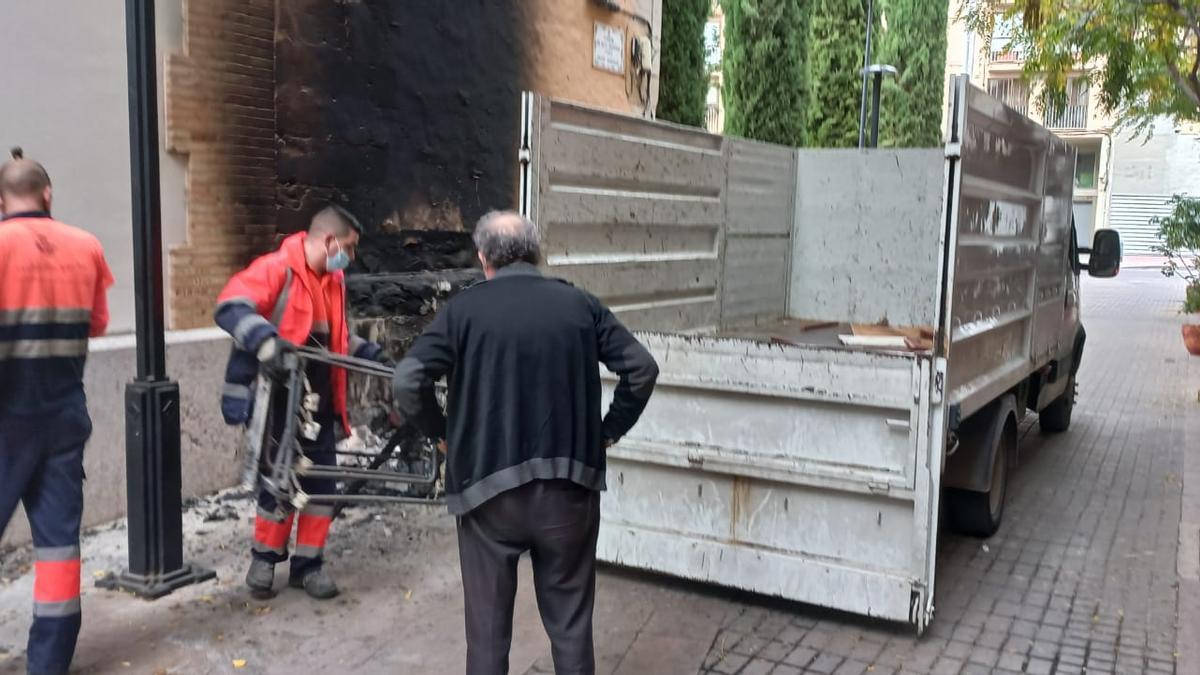 Efectivos del Servei de Manteniment de Castelló retiran los restos del incendio junto a la iglesia de San Vicente Ferrer