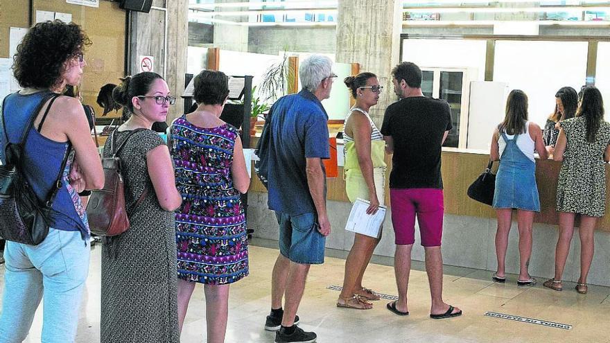 Docentes interinos presentando reclamaciones ante el registro de Educación en Alicante.