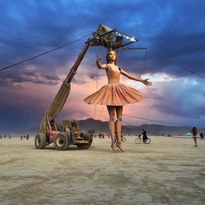 La compañía de teatro urbano de San Vicente relata su experiencia en el festival de arte Burning Man de Black Rock, como única representante española de este encuentro entre 300 propuestas