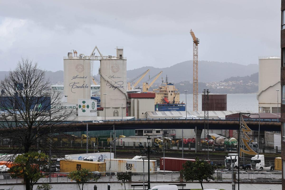 Vista del nuevo silo de Tudela Veguín que están construyendo en la zona de Guixar-Areal.