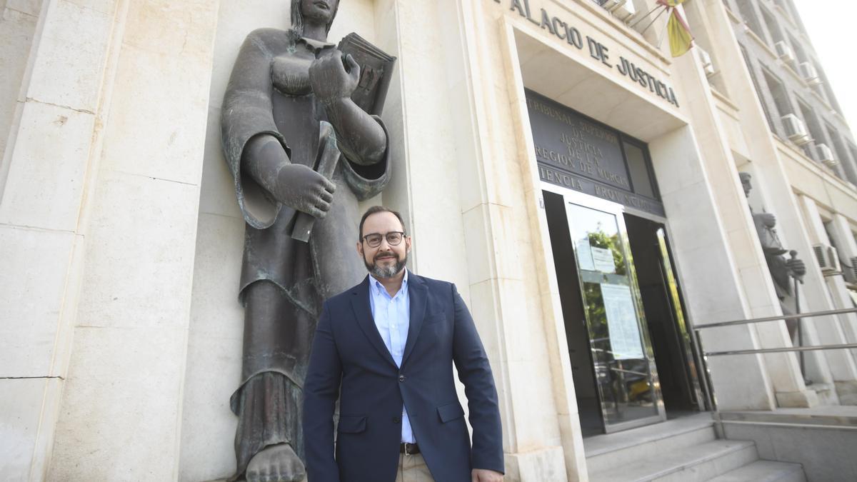 Joaquín G.V., que fue acusado de asesinar a su tía abuela en Abarán, sonríe en la puerta del Palacio de Justicia de Murcia, este viernes.