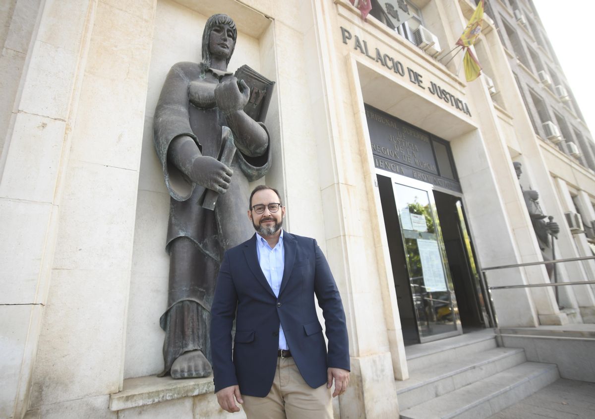 Joaquín G.V., que fue acusado de asesinar a su tía abuela en Abarán, sonríe en la puerta del Palacio de Justicia de Murcia, este viernes.