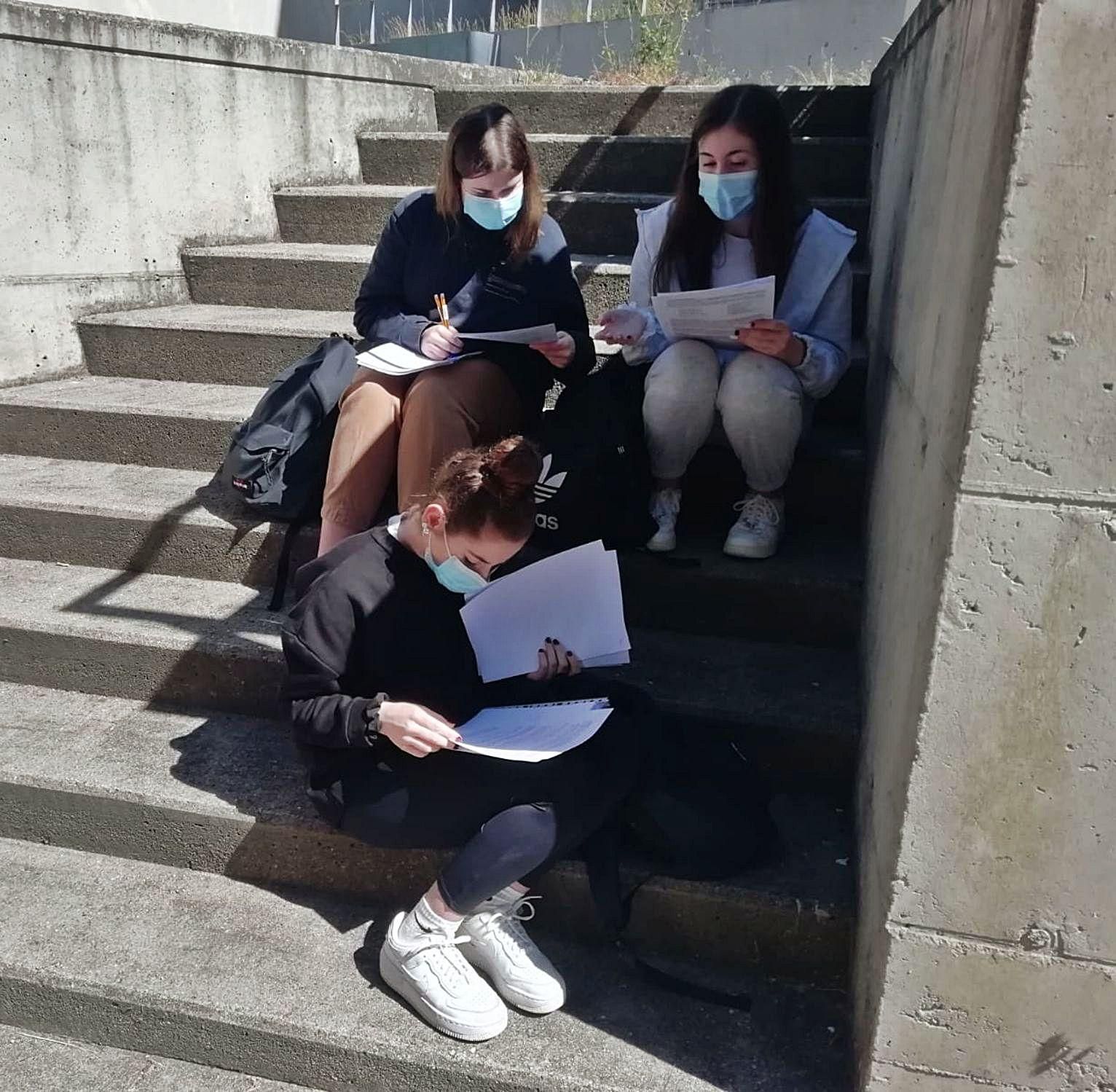 Tres alumnas del IES A Paralaia, de Moaña, apurando los minutos antes de una de las pruebas de ayer.